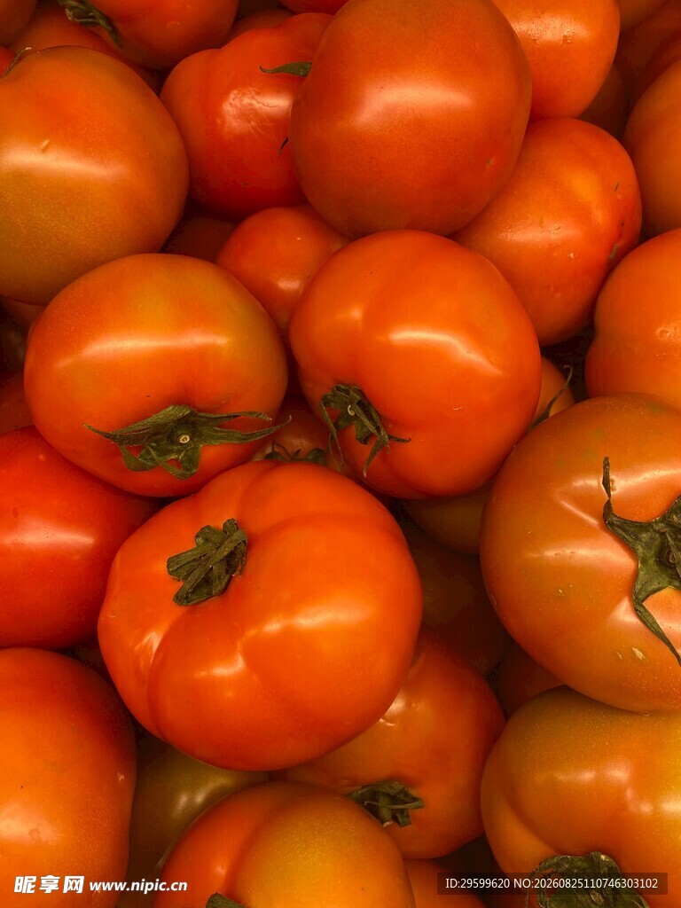 新鲜饱满的成熟西红柿