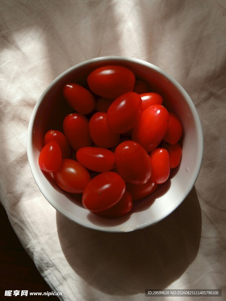 碗中鲜红小番茄