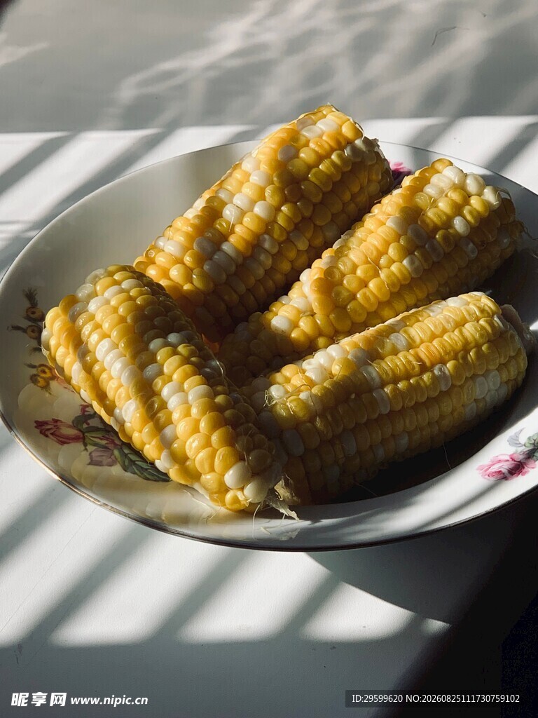 盘中香甜玉米