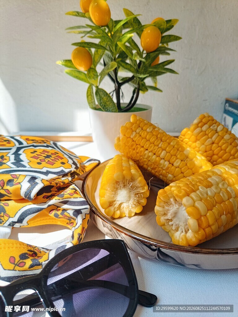 桌上玉米与绿植等静物组合