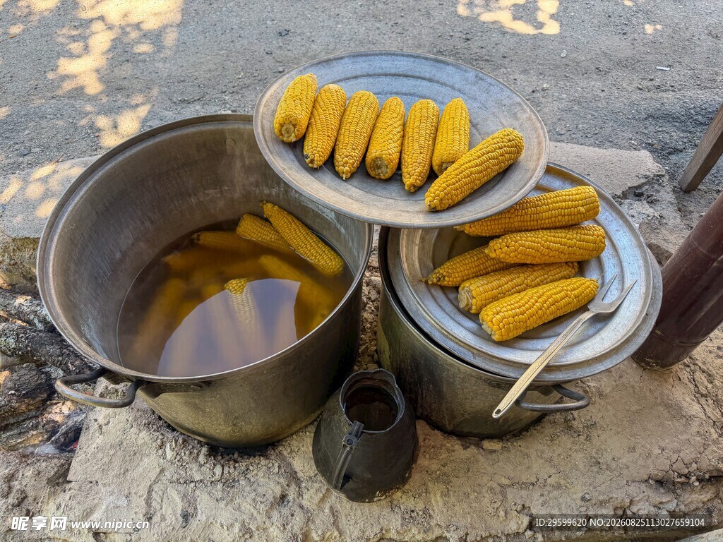 户外煮玉米场景
