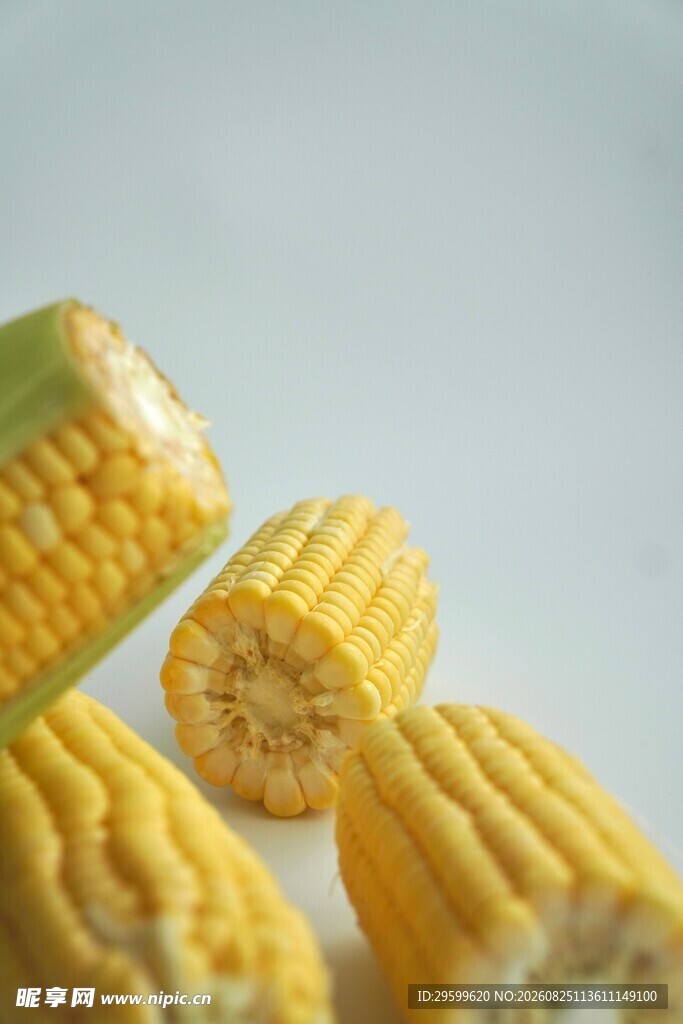 新鲜玉米段特写