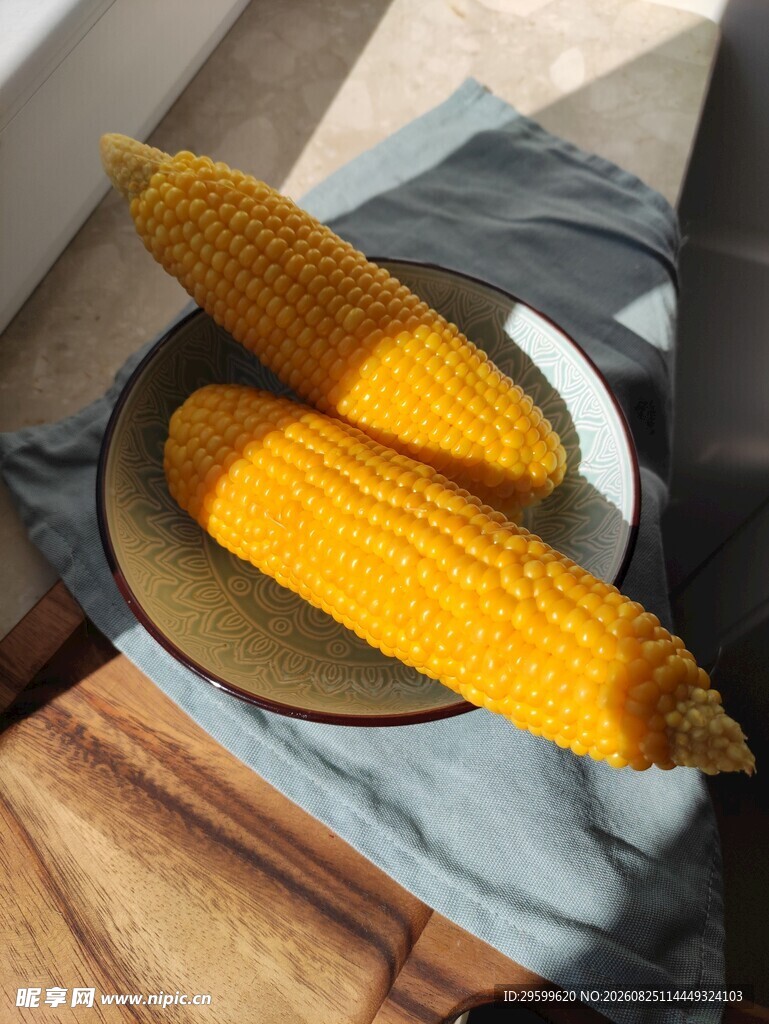 盘中黄玉米 