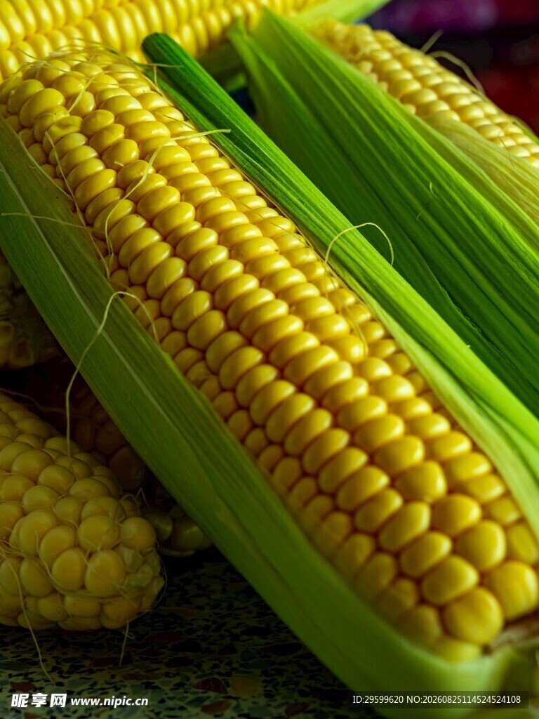 新鲜饱满的甜玉米