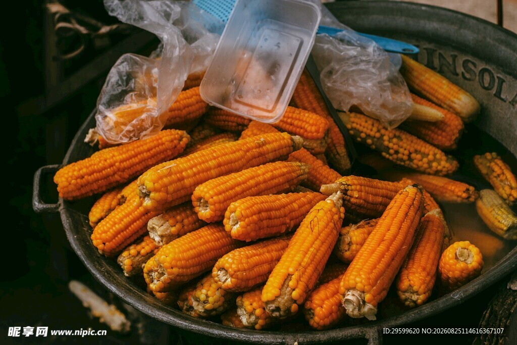 锅中煮着的美味烤玉米