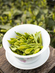 瓷碗中的鲜嫩茶叶