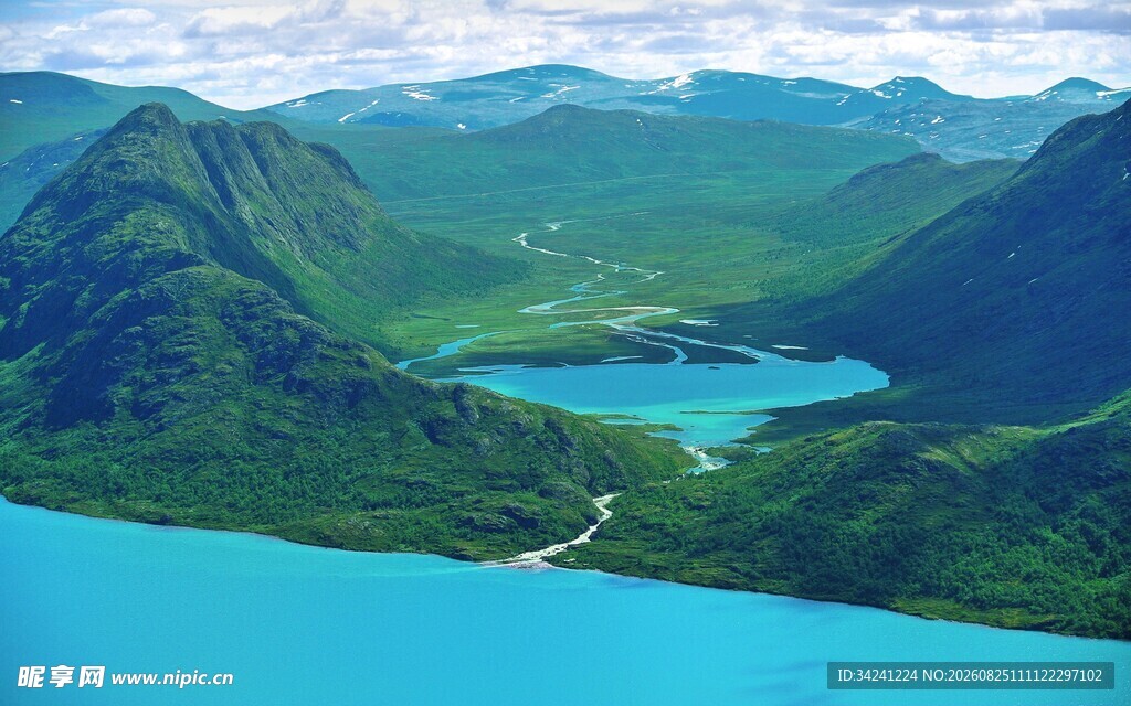 高山环绕的澄澈蓝湖美景