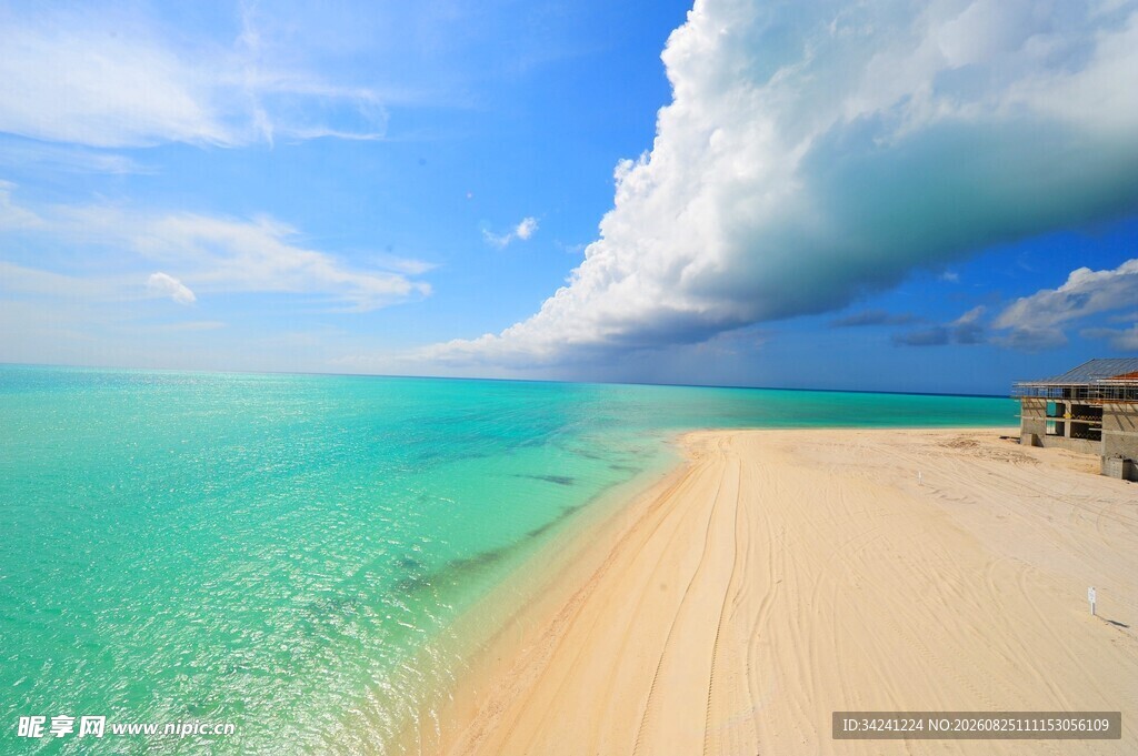 美丽海滨沙滩与碧蓝海水
