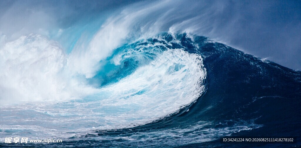 汹涌海浪展现海洋磅礴力量