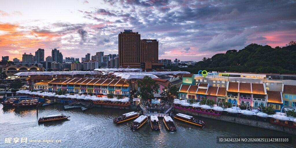 城市河畔绚丽黄昏美景