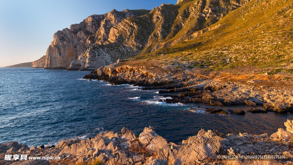 海岸边的壮丽岩石景观