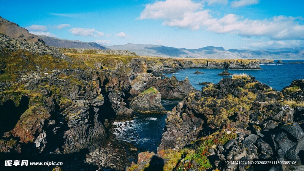 海岸边的壮美岩石与海景