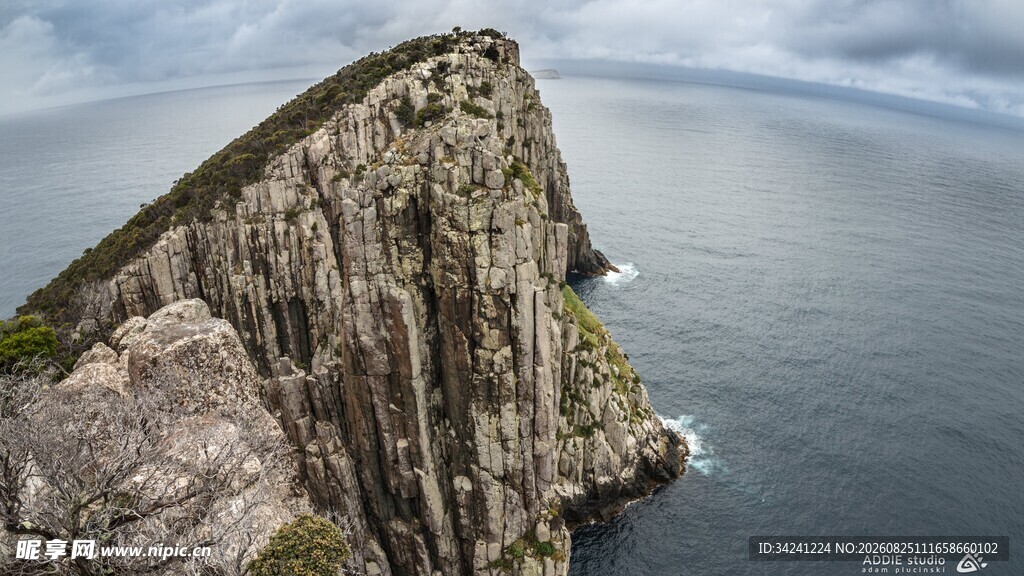 悬崖峭壁俯瞰壮阔海景