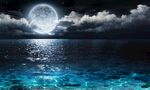 月夜下波光粼粼的海面