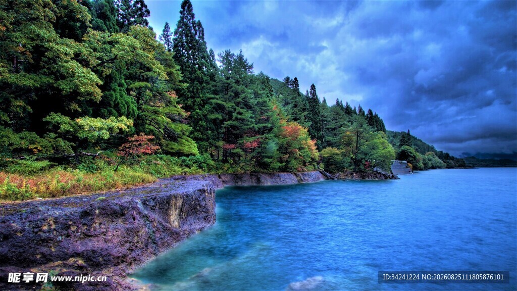 湖畔山林美景
