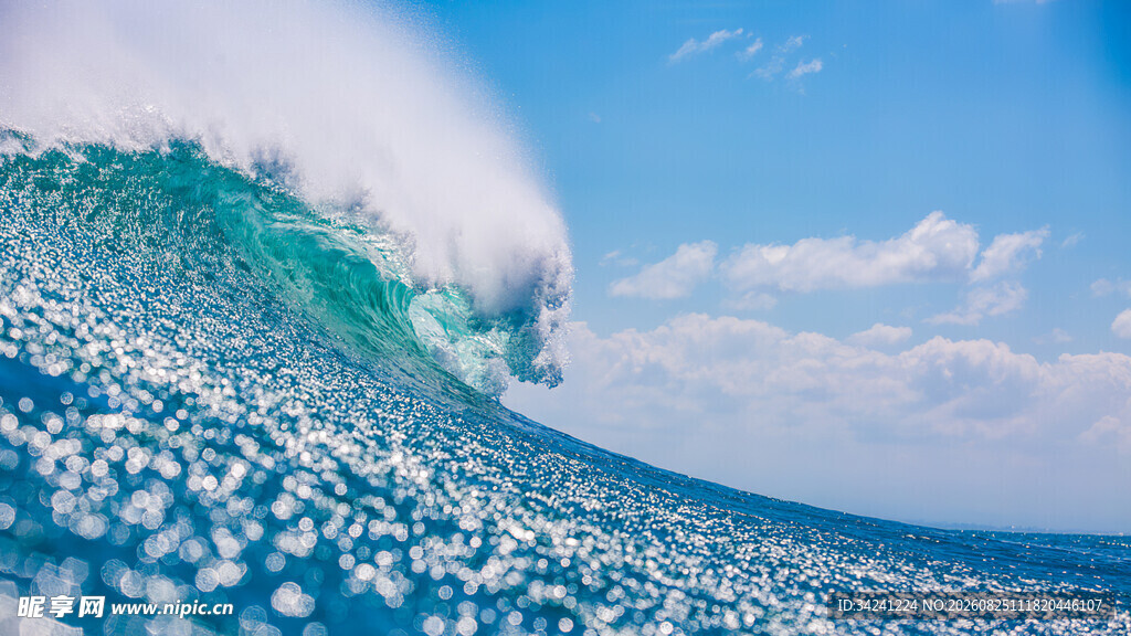 汹涌海浪展现海洋磅礴力量
