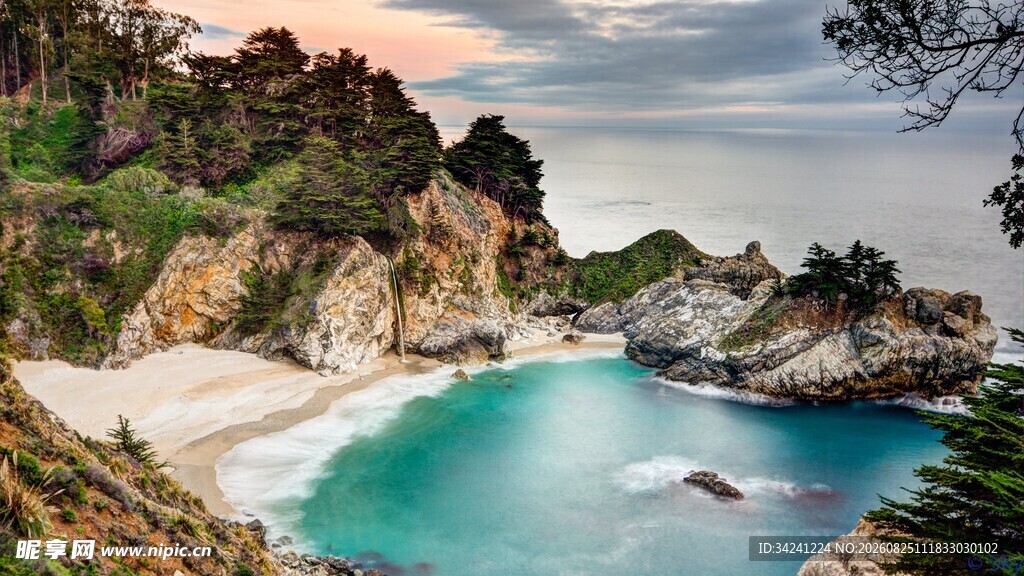 海岸美景蓝水与山峦相依