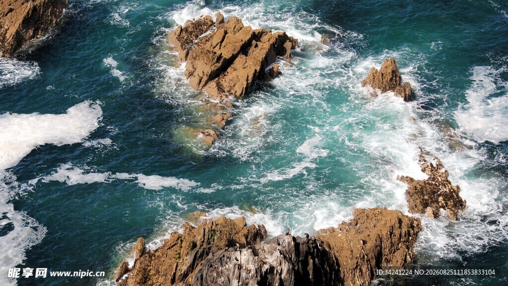 海浪拍击嶙峋礁石