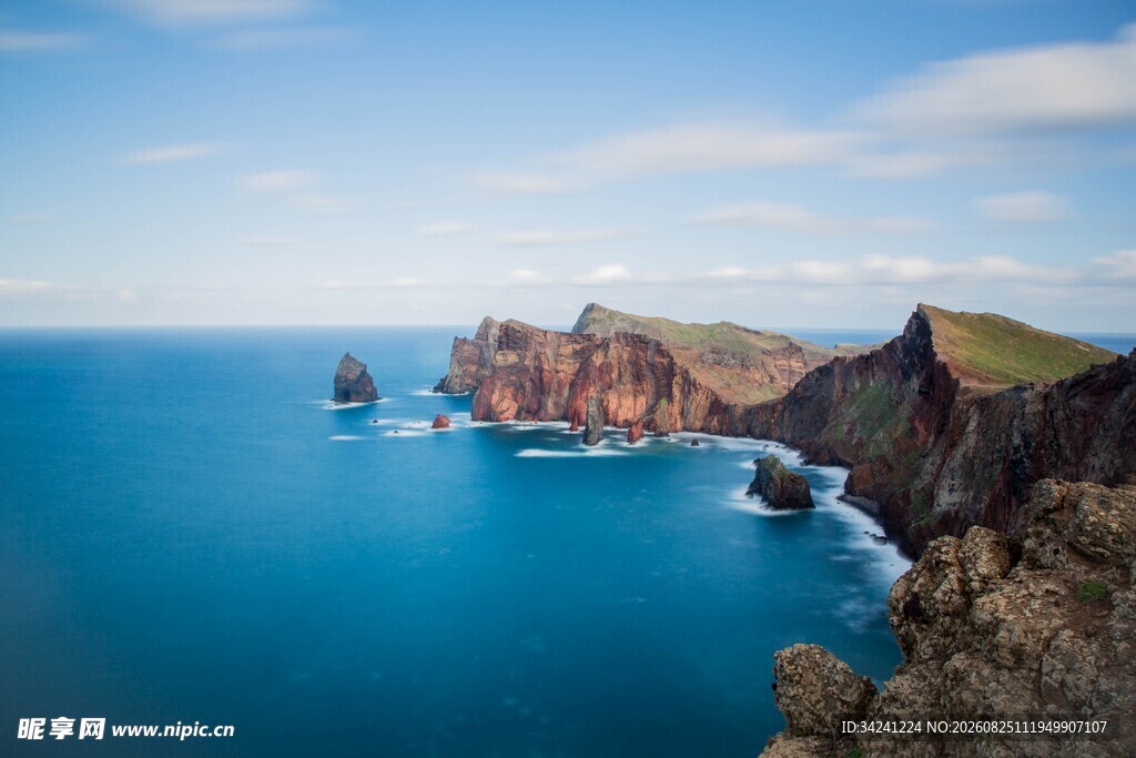 蓝色海岸边的壮丽岩石景观