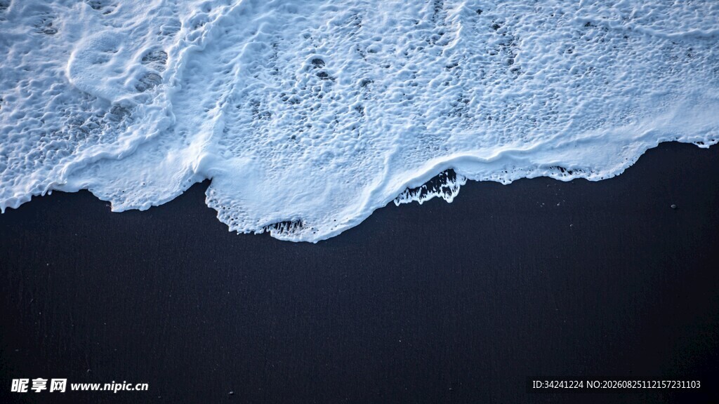海浪拍打深色海岸瞬间
