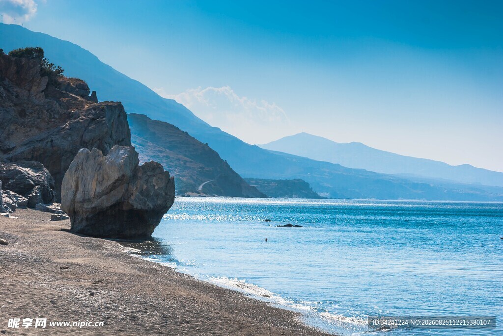 海边岩石与远山美景