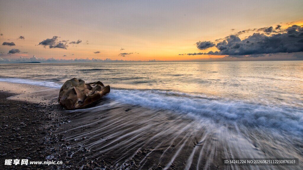 海边日落美景海浪拍岸