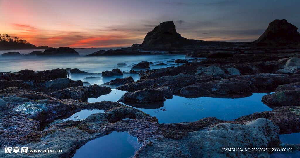 海边日落时的礁石美景