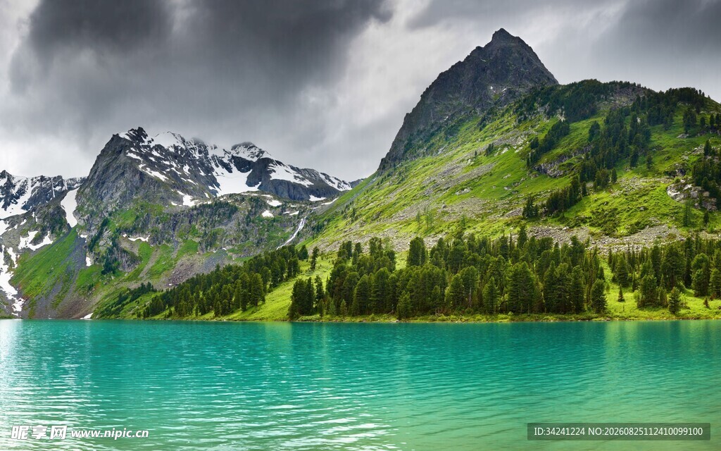高山碧湖美景