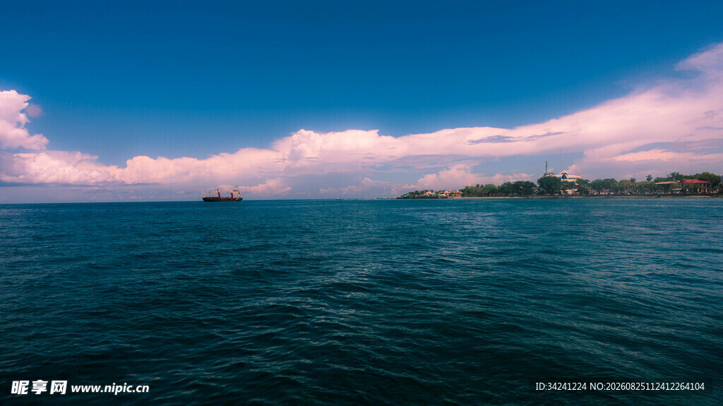 广阔海面与天际的美丽景致