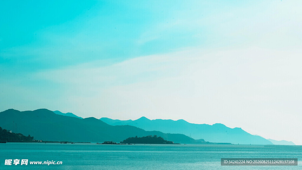 碧海蓝天远山风景图