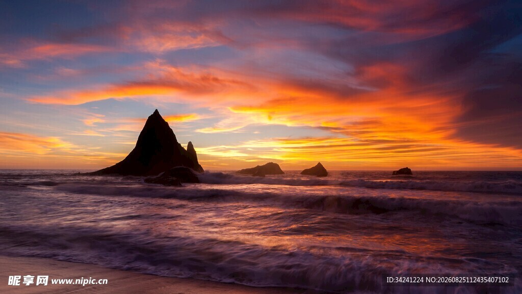 海边壮丽日落与独特山峰
