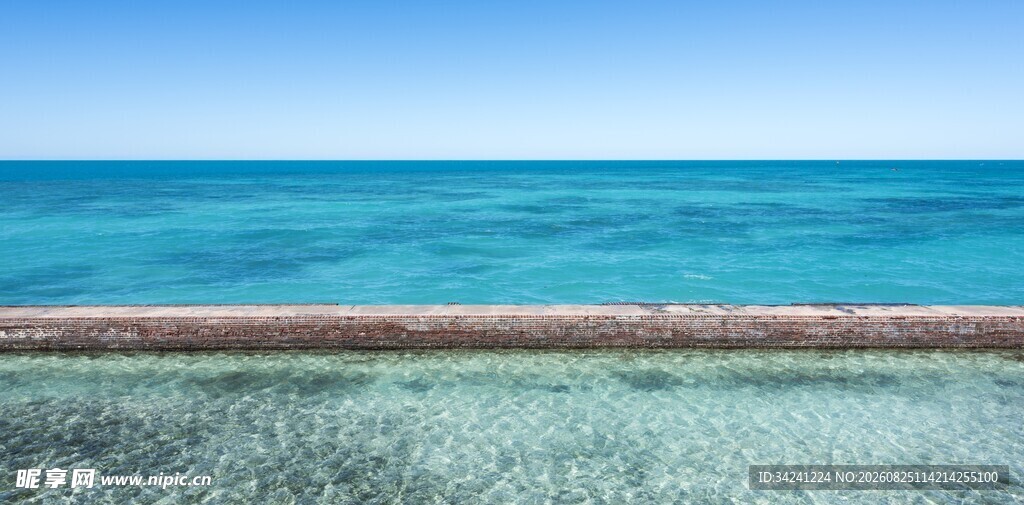 清澈海边浅滩美丽景致