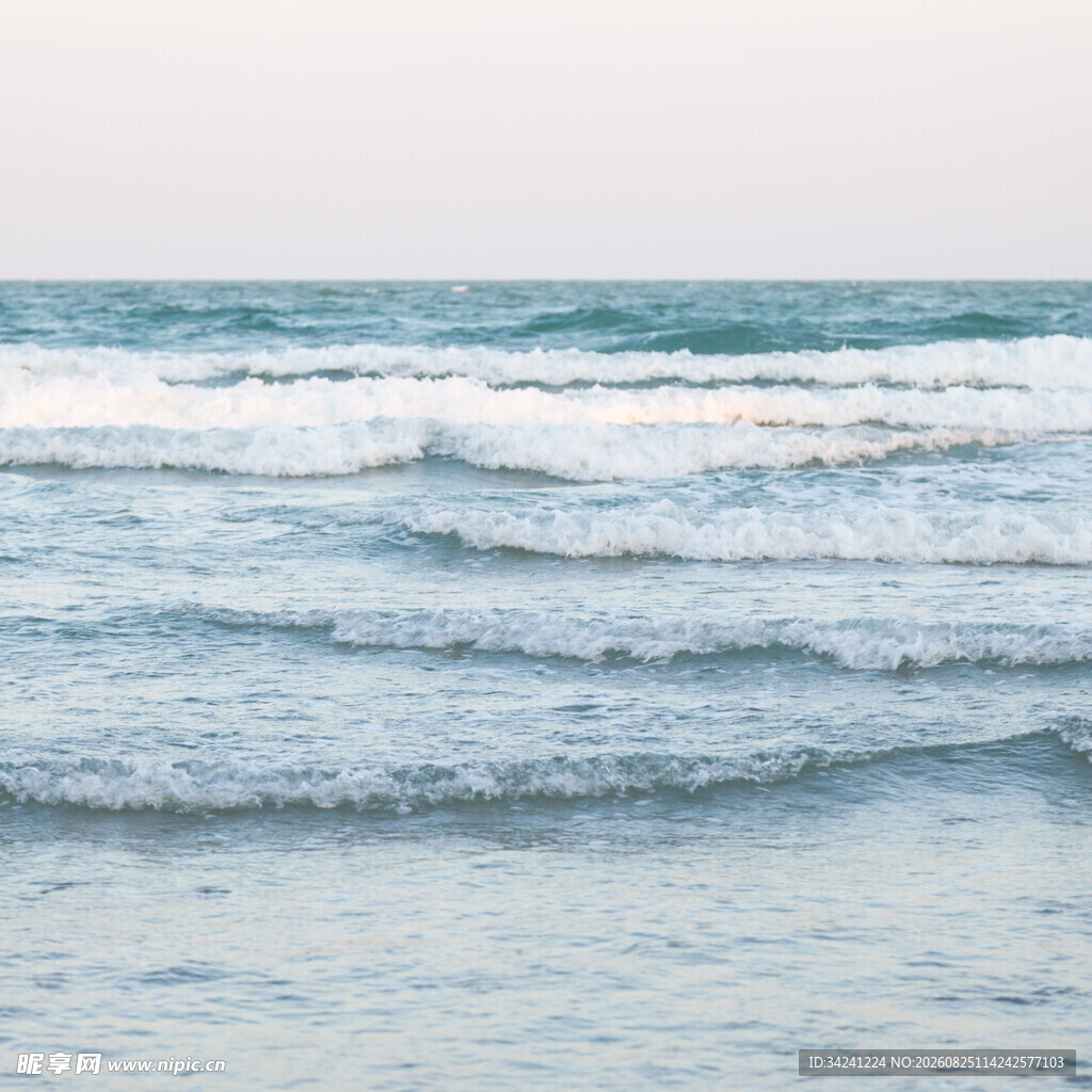 海浪翻涌的美丽海滨景象