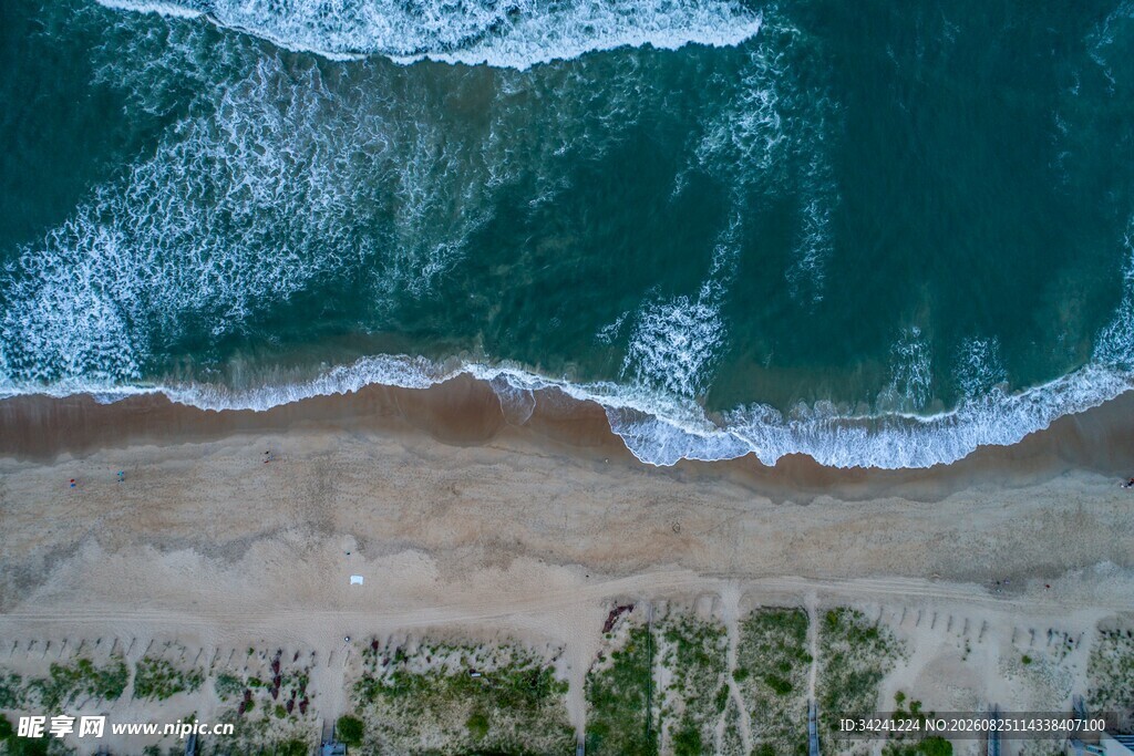 俯瞰海浪拍打沙滩美景