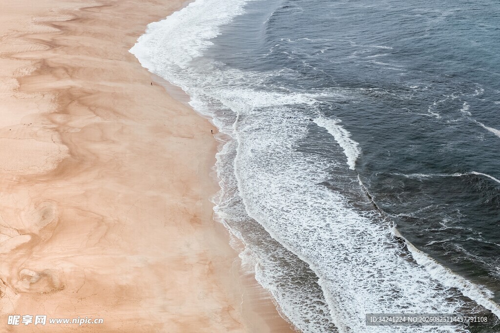 海边沙滩与翻涌海浪