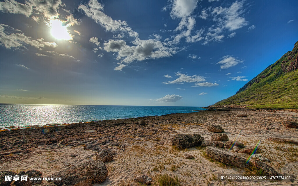海边日出下的岩石美景