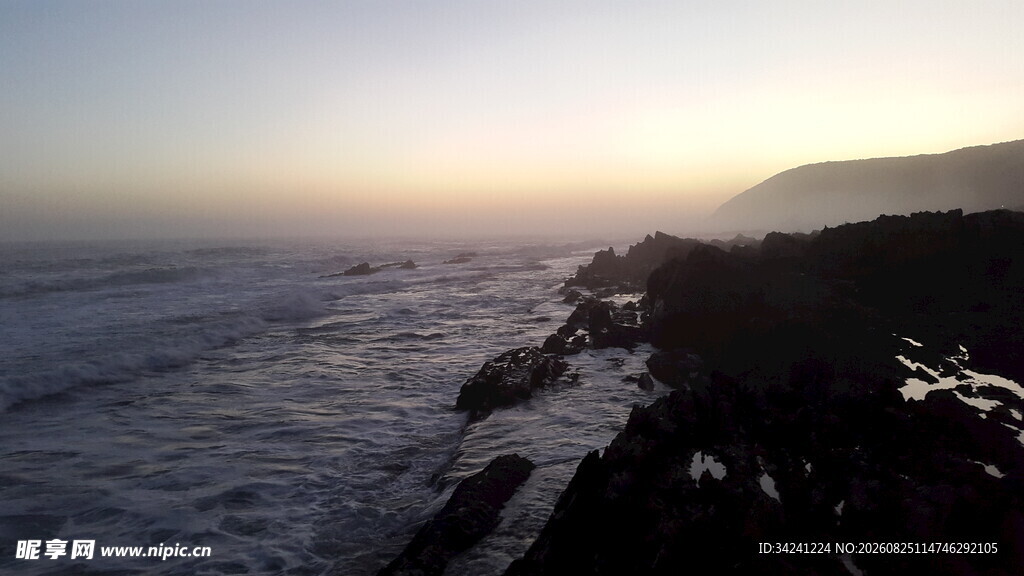 海边日落时的嶙峋海岸