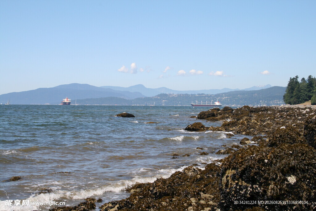 海边礁石与远处山峦风景