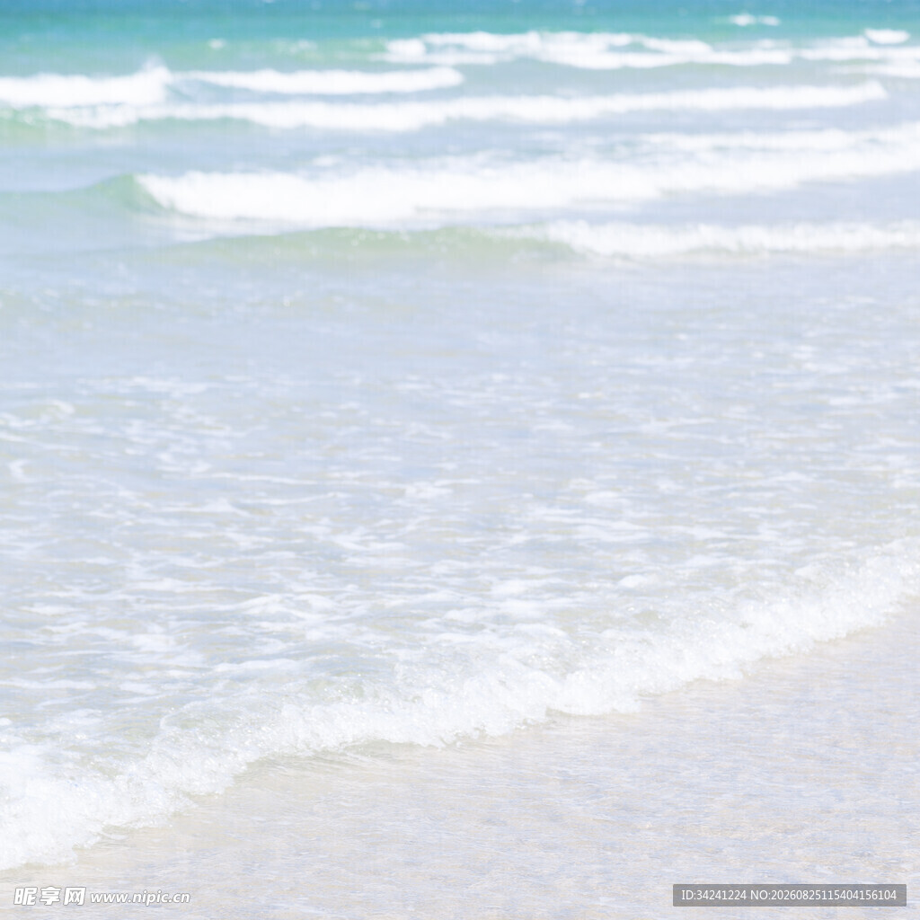 海浪轻拍沙滩的美丽景象