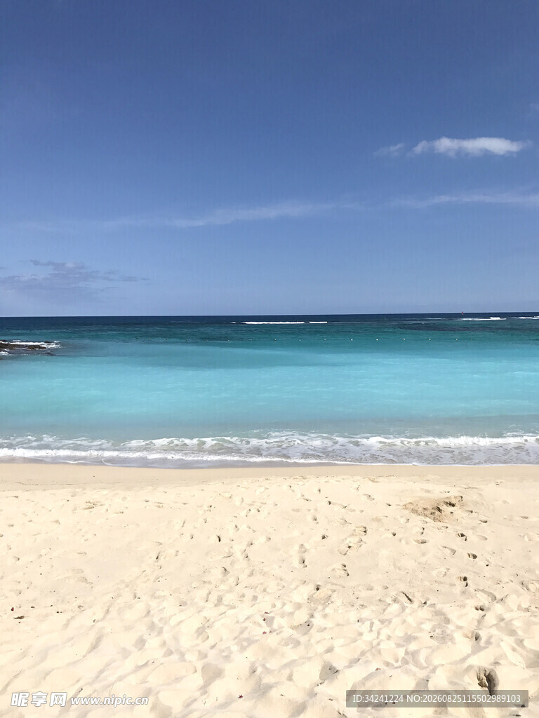 美丽沙滩与碧蓝海水景观