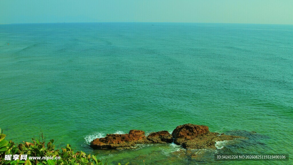 碧海礁石的海岸美景