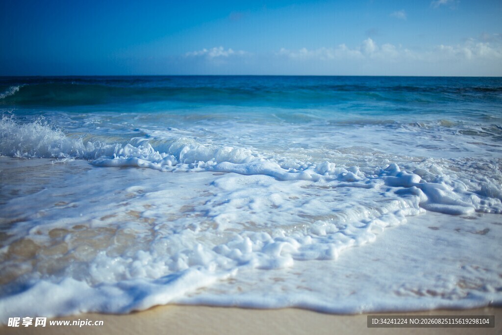 海浪轻拍沙滩的美丽景致