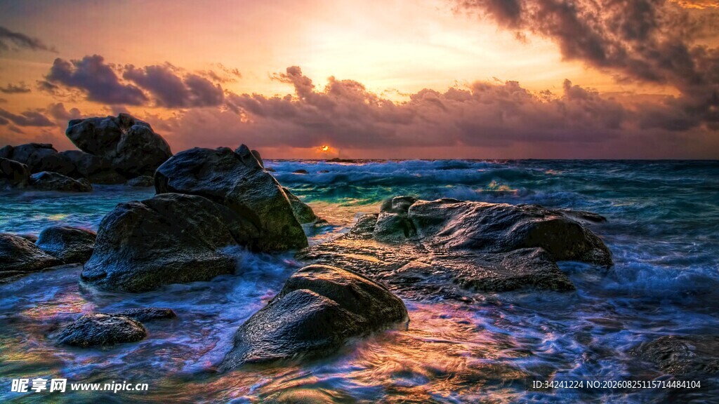 海边日落时的礁石美景