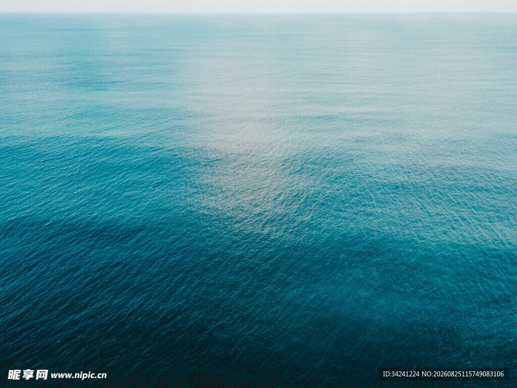 宁静蓝海洋面景象