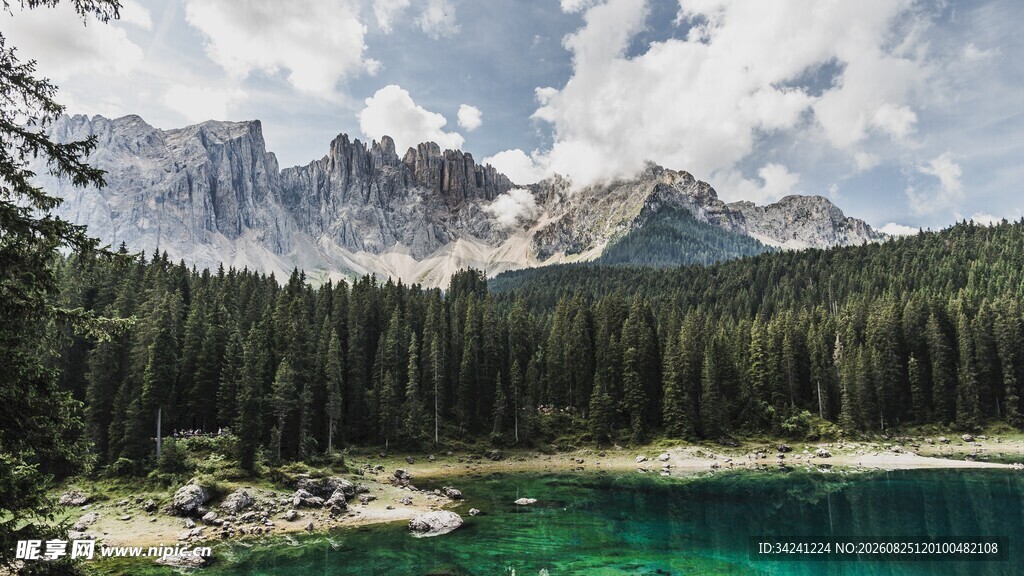 阿尔卑斯山的绝美湖景