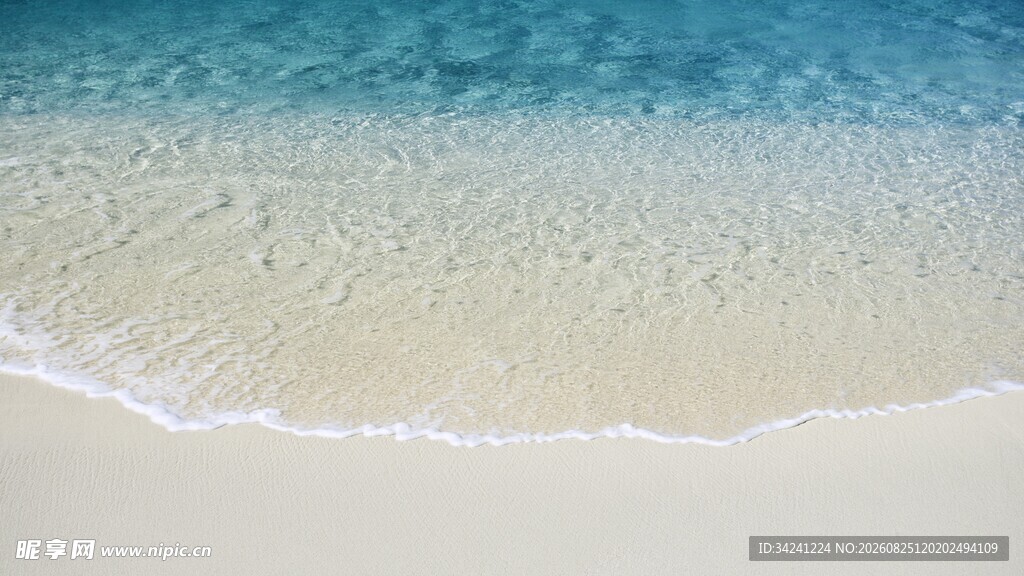 海边沙滩清澈海浪轻拍