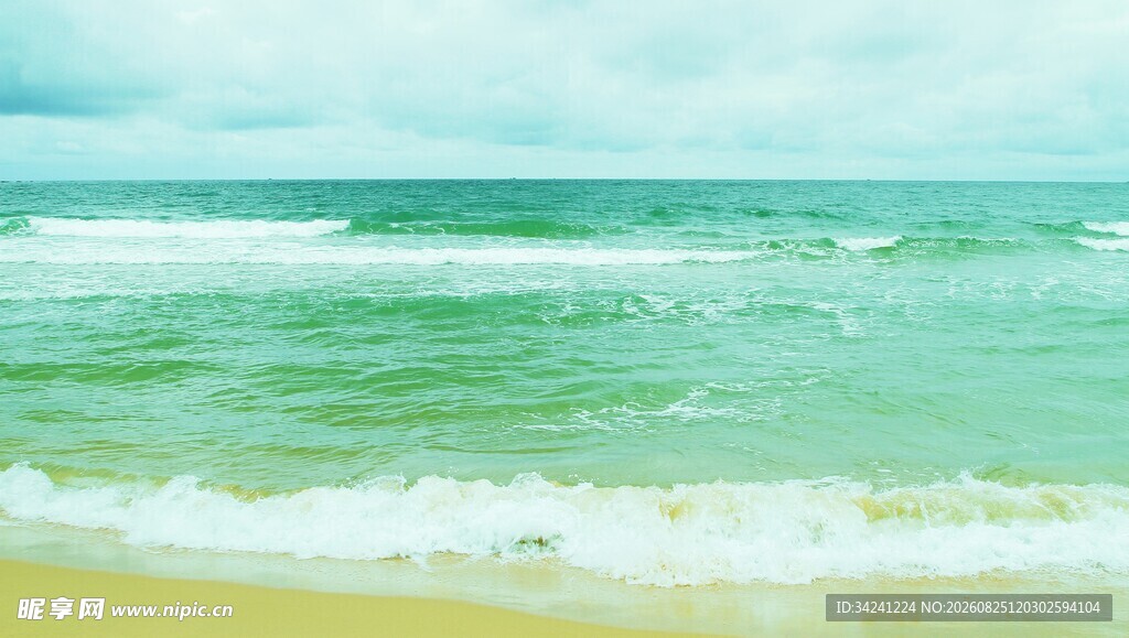 海边美景海浪轻拍沙滩