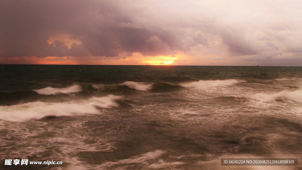 海边日落时的汹涌海浪