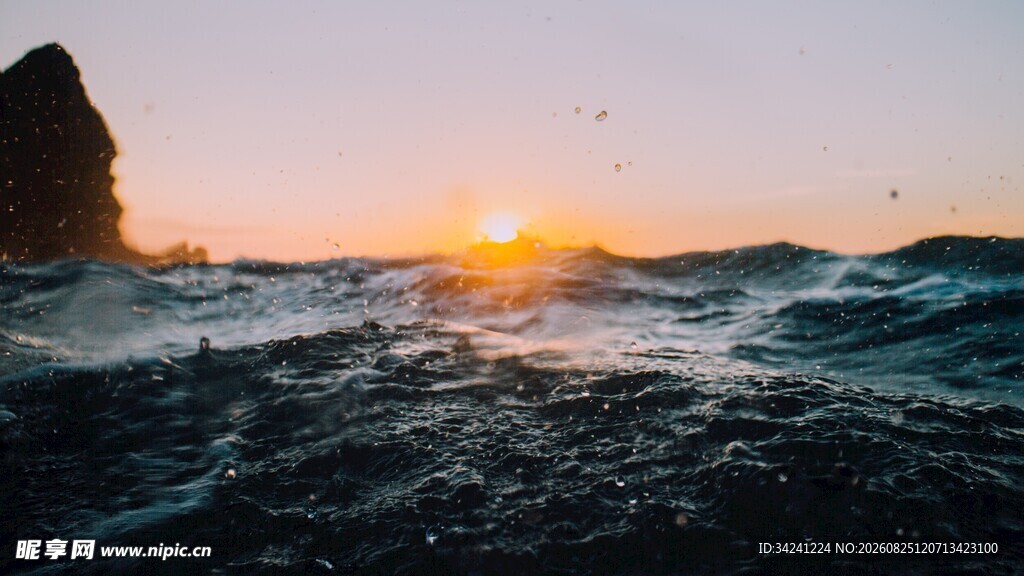 海边日落海浪翻涌的美景