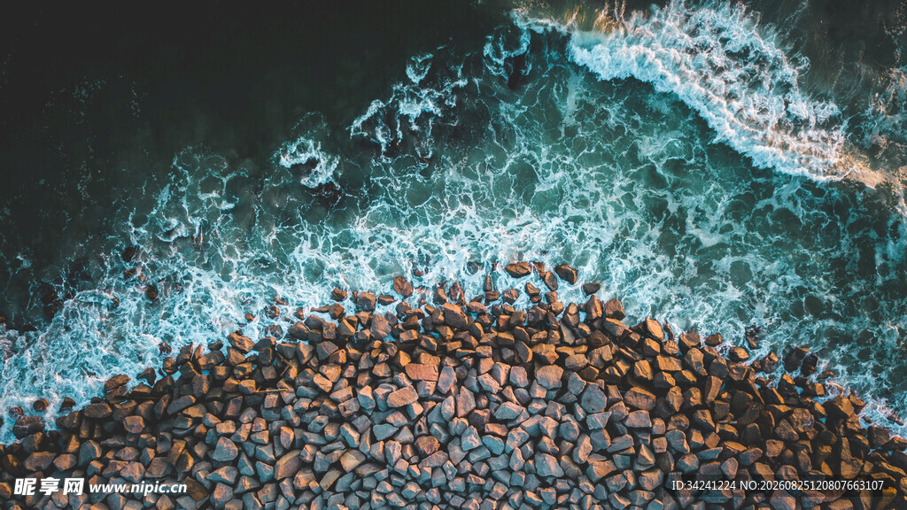海浪拍打下的沙滩石子